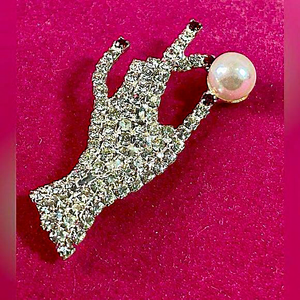 Cute hand brooch‎
